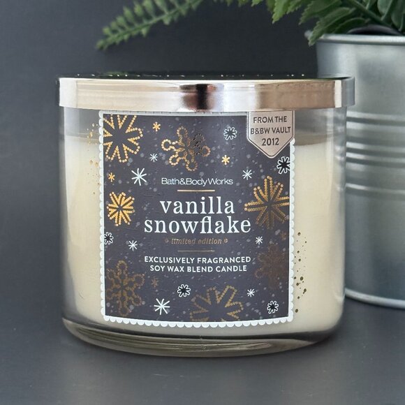 BBW Vanilla Snowflake Bath & Body Works 3 Wick Candle - Picture 1 of 10